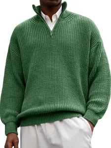 Vista dettagliata della trama in maglia a treccia verde di un maglione da uomo con zip