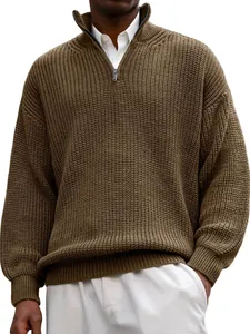 Primo piano del maglione da uomo marrone a coste con mezza zip e trama di qualità