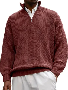 Primo piano di un maglione da uomo in maglia a coste bordeaux con mezza zip