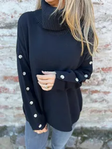 Detailansicht eines schwarzen Rollkragenpullovers für Damen mit Zierknöpfen am Ärmel