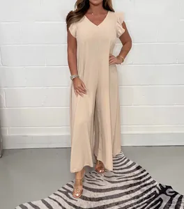 Combinaison beige élégante à jambes larges et manches à volants pour un look d'été.