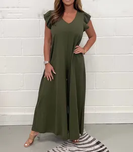 Vue complète d'une combinaison vert armée à jambes larges, manches à volants et décolleté en V élégant