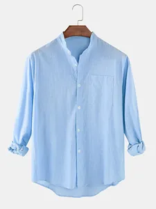 Vista frontal de camisa de lino azul claro para hombre con cuello mao y bolsillo