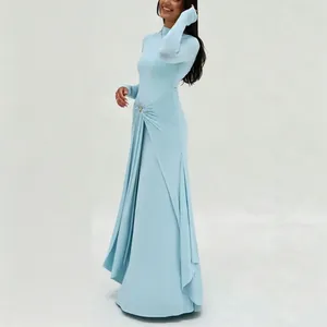 Elegantes hellblaues langärmeliges Maxikleid mit schickem Taillenschnallendetail.