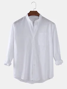 Detalle de una camisa blanca de algodón y lino con cuello mao y bolsillo frontal.