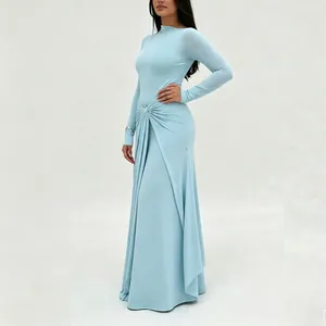 Elegantes hellblaues langärmeliges Maxikleid mit Ringdetail an der Taille.