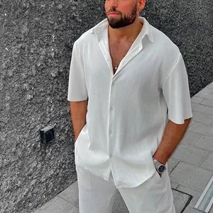 Ανδρικό casual λευκό πλισέ σετ με κοντομάνικο πουκάμισο και παντελόνι έξω