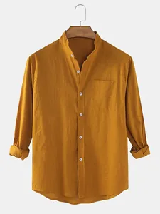 Detalle de camisa de lino y algodón amarillo mostaza con cuello mao y bolsillo frontal