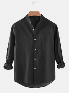 Vista frontal de una camisa negra minimalista de hombre con cuello coreano en percha