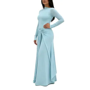 Seitenansicht eines eleganten hellblauen Maxikleides mit schickem Taillenknoten-Detail