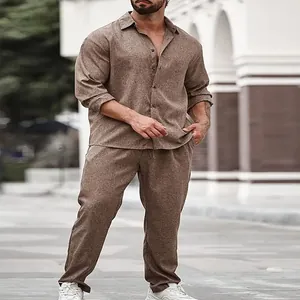 Gros plan d'un ensemble décontracté pour homme en lin marron avec chemise et pantalon