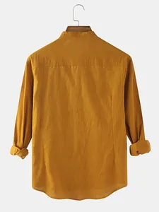 Vista posterior detallada de camisa de lino amarillo mostaza para hombre con cuello coreano
