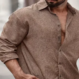 Gros plan d'une chemise décontractée pour hommes à manches longues en lin avec col boutonné