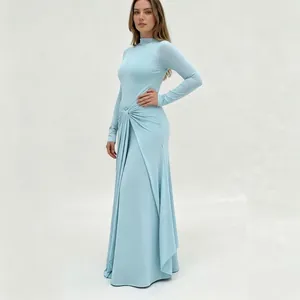 Elegantes hellblaues langärmeliges Maxikleid mit stilvollem Taillenring-Detail und Faltenwurf