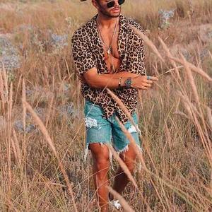 Elegante camicia casual da uomo a maniche corte con stampa leopardata per la spiaggia