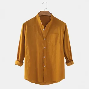 Camisa de hombre minimalista en algodón y lino con cuello mao y bolsillo en el pecho