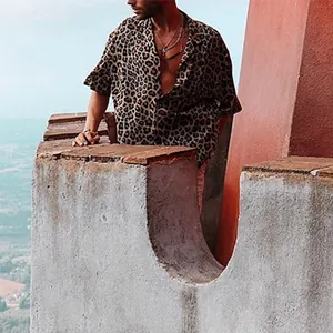Camicia da spiaggia casual da uomo con stampa leopardata, maniche corte e vestibilità ampia