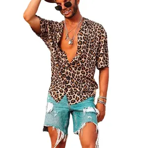 Camicia da spiaggia da uomo con stampa leopardata, vestibilità ampia e maniche corte.