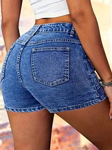 Dettaglio vista posteriore di pantaloncini di jeans a vita alta per donna