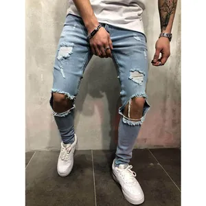 Jean en denim déchiré bleu clair pour hommes, coupe ajustée avec détails aux genoux.