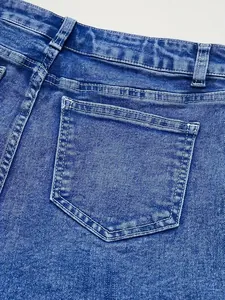Primo piano dettagliato della tasca posteriore su classici pantaloncini di jeans blu.