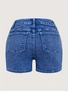 Vista posteriore di pantaloncini di jeans da donna con tasche e lavaggio blu classico