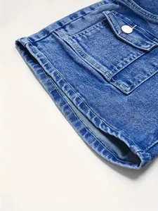 Dettaglio dell'orlo a doppia cucitura e della tasca cargo su pantaloncini di denim blu donna