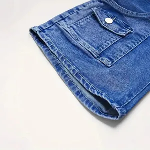 Vista dettagliata di pantaloncini di jeans blu di alta qualità con tasca e orlo pulito