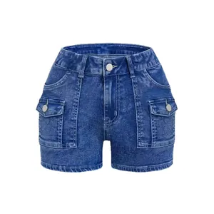 Pantaloncini cargo in denim blu da donna classici con tasche multiple su sfondo bianco