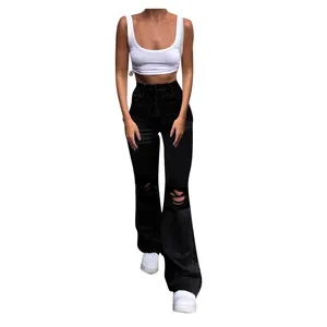 Jeans évasé noir taille haute pour femme avec détails déchirés aux genoux sur fond blanc
