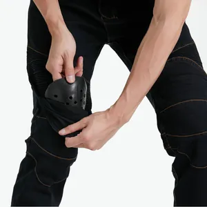 Λεπτομέρεια που δείχνει την αφαιρούμενη προστασία γονάτων σε τζιν παντελόνι μοτοσικλέτας