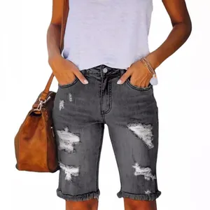 Short en jean gris délavé pour femme avec détails déchirés et ourlet effiloché