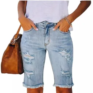 Short en jean délavé clair décontracté pour femme avec trous déchirés et ourlet effiloché