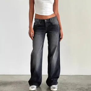 Jean en denim gris délavé vintage pour femme avec taille basse et coupe large droite élégante