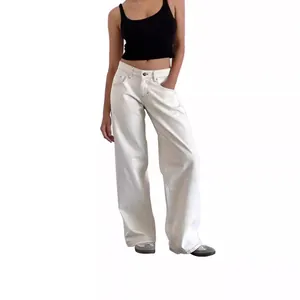 Jean vintage taille basse blanc à coupe droite et jambe large pour femme style