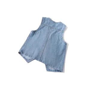 Rückansicht einer lässigen hellblauen kurzen Denim-Weste für Damen auf weißem Grund