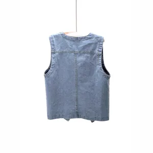 Rückansicht einer lässigen blauen Jeansweste für Damen, hängend an einem Holzbügel