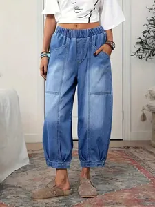 Vue détaillée d'un pantalon court rétro en jean pour femme à taille élastique.