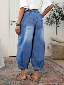 Vue arrière d'un pantalon court en jean bleu à taille élastique avec poches