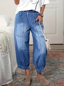 Détail du pantalon large en jean bleu rétro avec une taille élastiquée confortable
