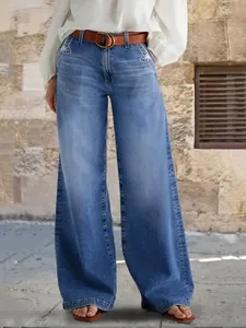 Μπροστινή όψη vintage μπλε τζιν με φαρδύ μπατζάκι και κέντημα αστεριών στις τσέπες.