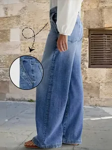 Λεπτομερής προβολή της ραφής της πλαϊνής τσέπης και της υφής του μπλε τζιν με φαρδύ μπατζάκι