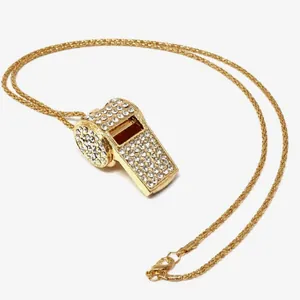 Dettaglio del ciondolo a fischietto con strass dorati con dimensioni 4,6 cm x 2,5 cm