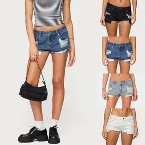 Vista dettagliata degli shorts in denim strappati a vita bassa in vari lavaggi di colore