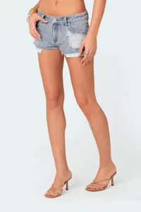 Pantaloncini di jeans a vita bassa da donna, lavaggio chiaro con strappi, stile street.