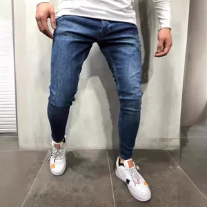 Jean slim en denim bleu pour homme avec délavage classique et une coupe ajustée.