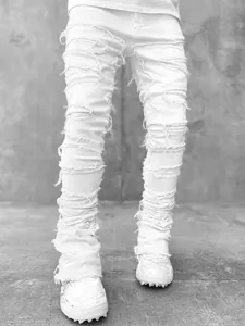 Λεπτομερής προβολή λευκού τζιν slim fit με έντονο σχέδιο patchwork και σκισίματα
