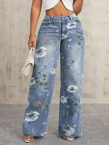 Vollansicht einer floral bedruckten Weithals-Jeans, kombiniert mit weißem Crop-Top