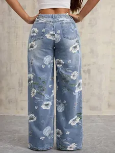 Rückansicht einer blauen High-Waist-Weitbeinhose mit weißen Blumendruckmotiven.