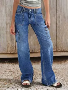 Détail de face d'un jean cargo bleu pour femme avec plusieurs poches utilitaires